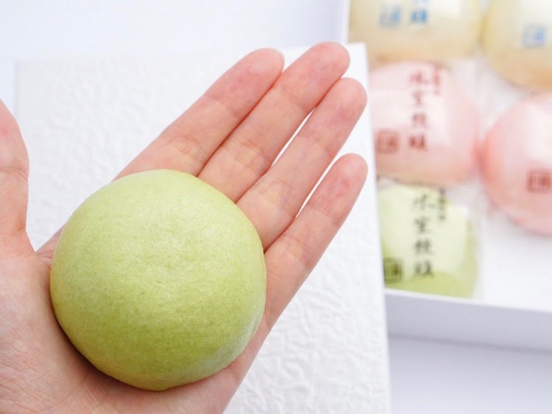 森八　氷室饅頭　手に乗せたところ