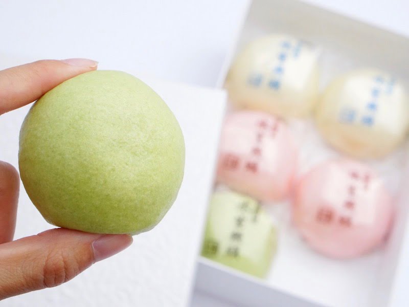 森八　氷室饅頭　手で持ったところ