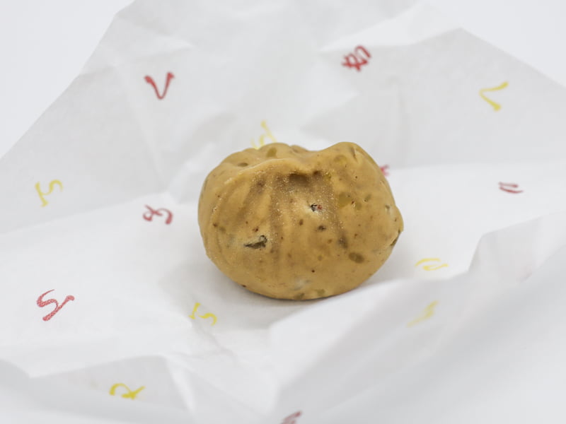 叶 匠壽庵 くりきんとんの包み紙を開けた写真