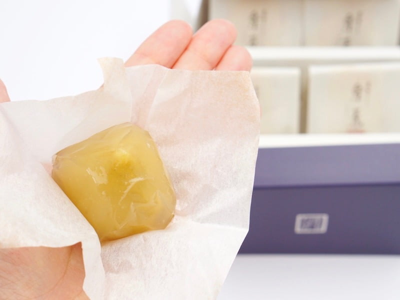 松月堂　栗包　包みを持って食べるところ