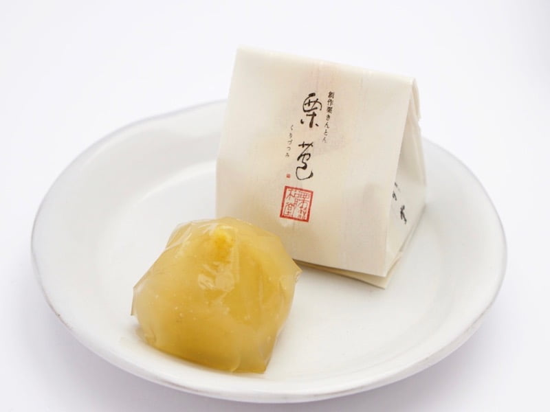 松月堂　栗包　お皿に出したところ
