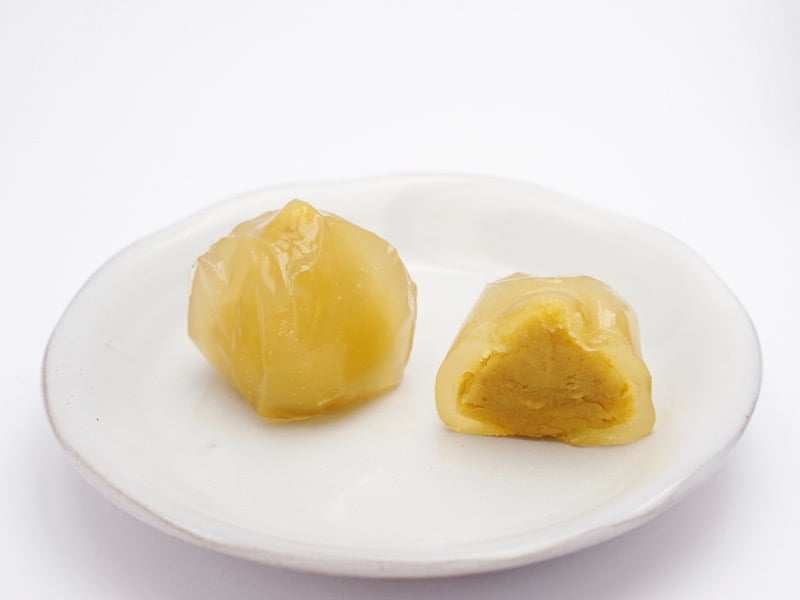 松月堂　栗包　半分にしたところ