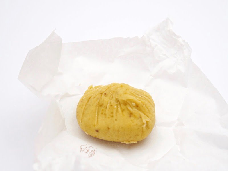 松月堂　栗きんとん　個包装を開封したところ