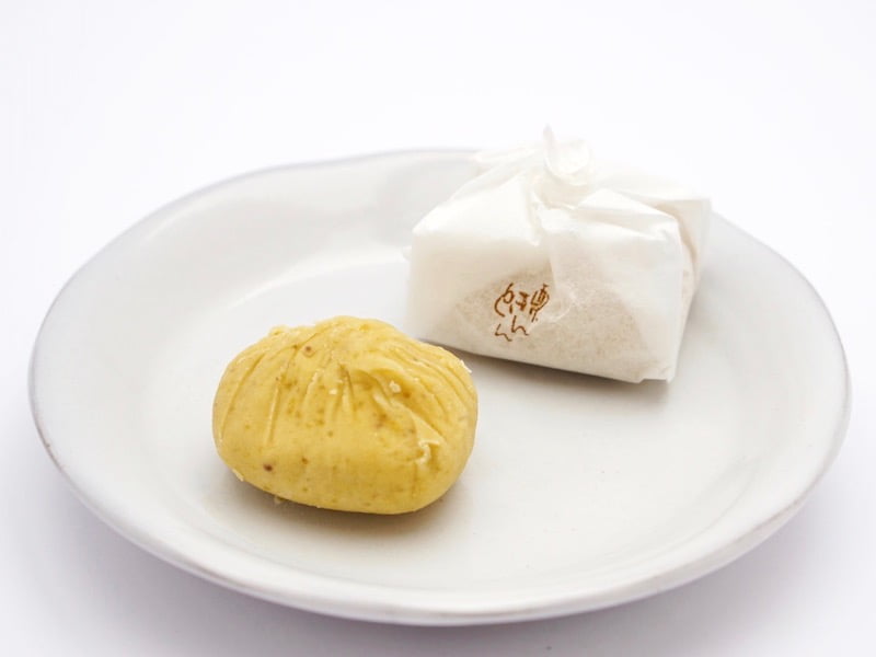 松月堂　栗きんとん　お皿に乗せたところ
