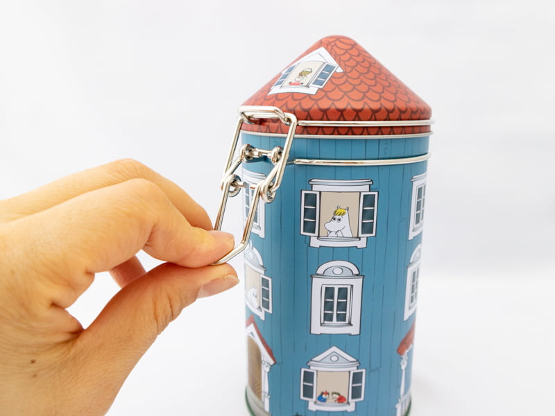 チョコインクッキー缶を開けるところ