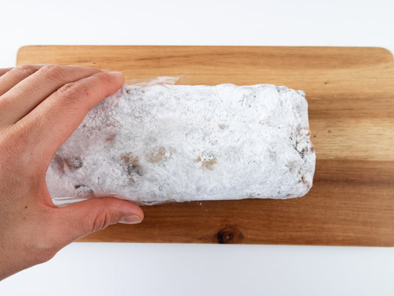 フロインドリーブ シトーレンを袋から出すところ