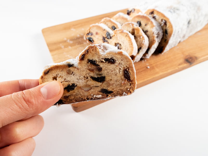 フロインドリーブ シトーレンを手に取るところ