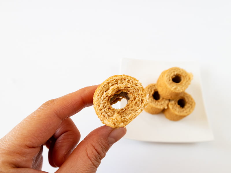 ニョロニョロバウムクーヘンを手に取るところ