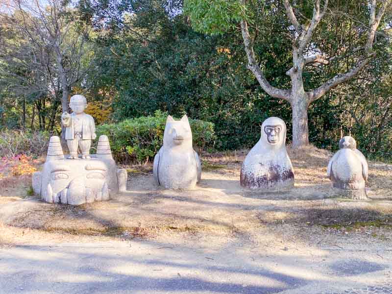 道口パーキングエリア：下り線 桃太郎一行像