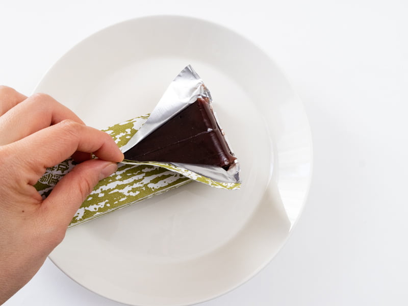 回進堂 岩谷堂羊羹(小倉)中身を取り出すところ