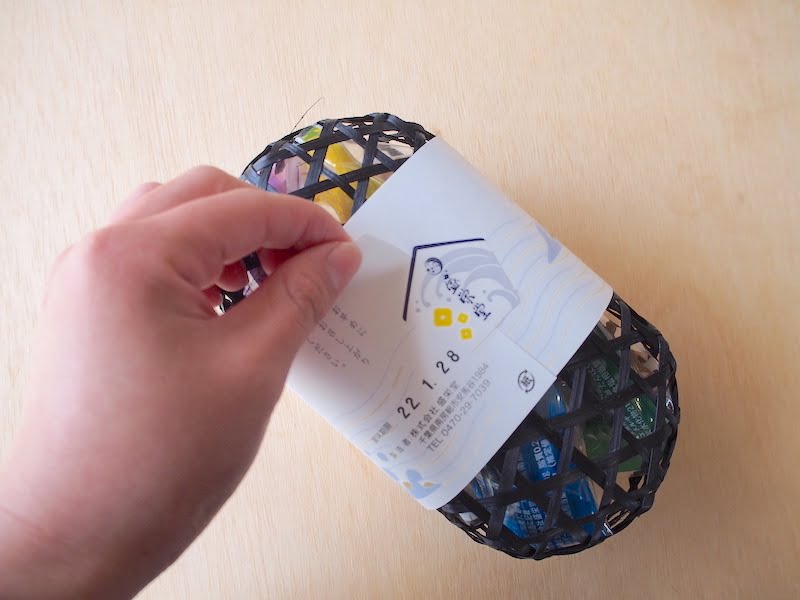 盛栄堂のさざえ最中を開けるところ