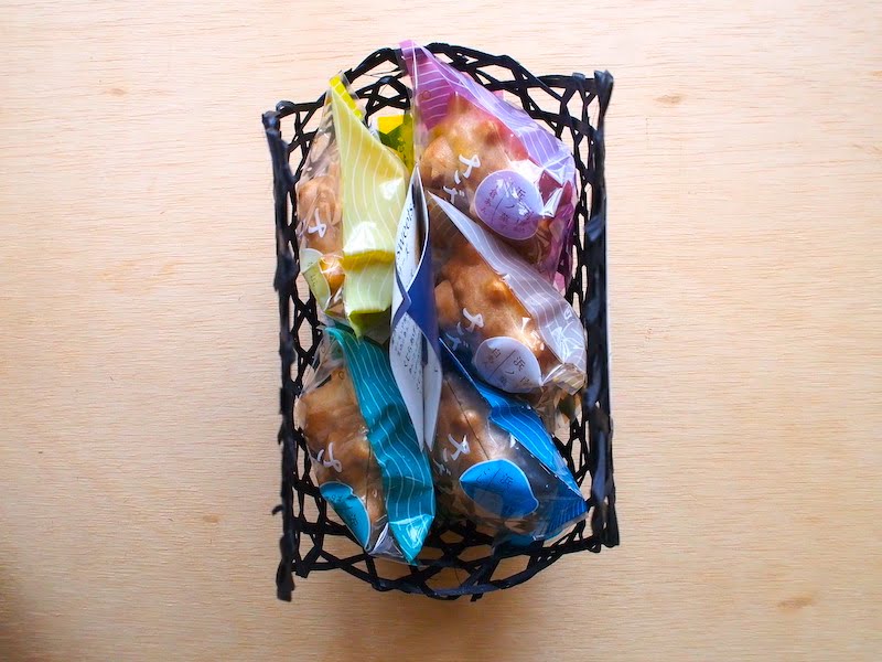 盛栄堂のさざえ最中のカゴを開けた様子