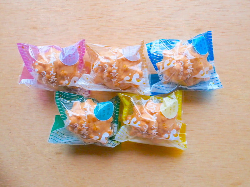 盛栄堂の最中をカゴから出した様子