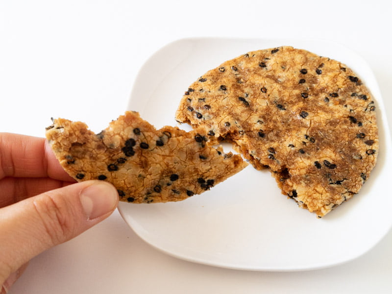 銚子電鉄ぬれ煎餅ごまをお皿に乗せたところ