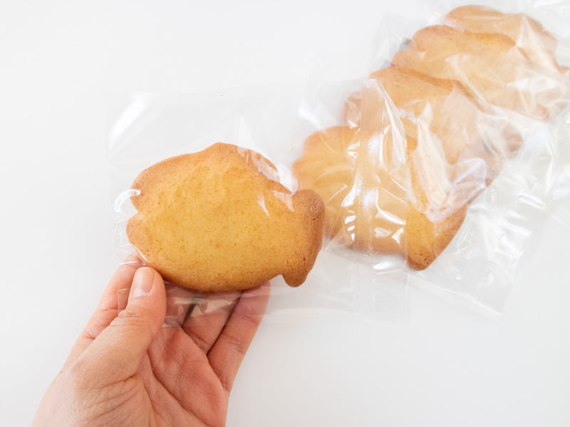 いわしサブレを手に取るところ