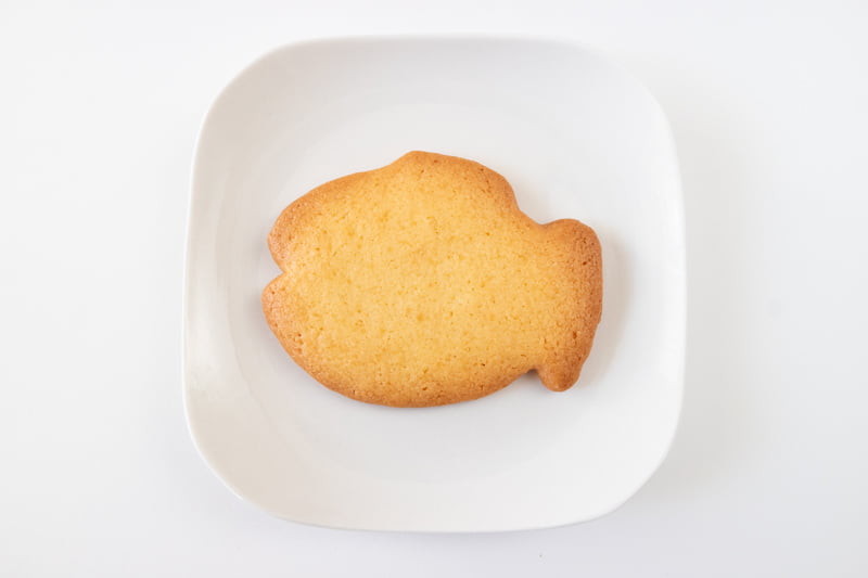 いわしサブレお皿に乗せたところ