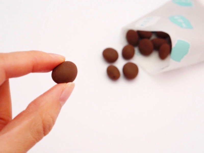 六花亭　コーヒービーンズ　指でつまんだところ