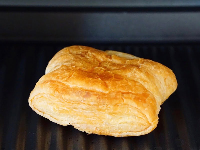 六花亭 じゃがパイ トヨシロ トースターで焼いているところ