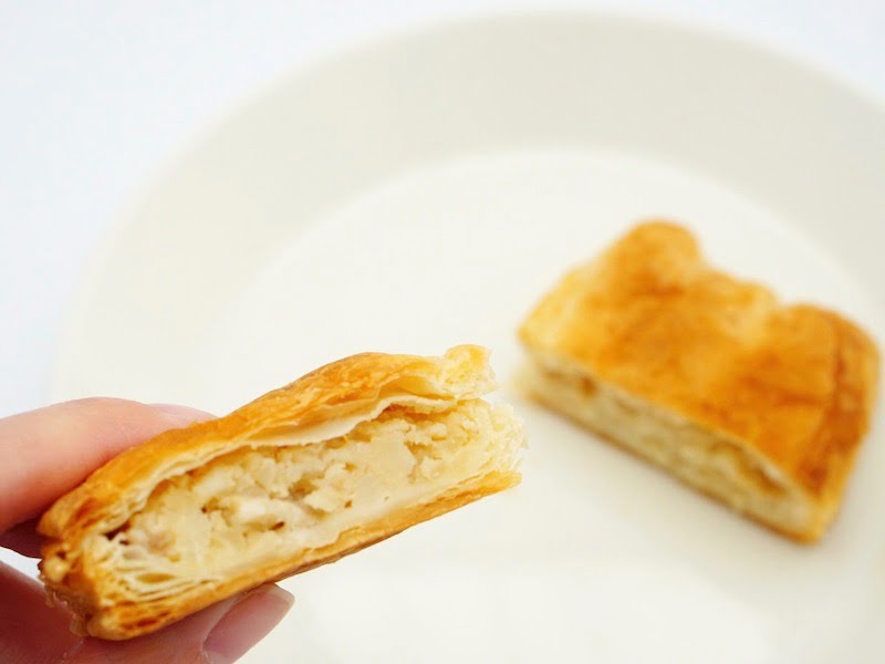 六花亭 じゃがパイ トヨシロ 半分に切ったところ