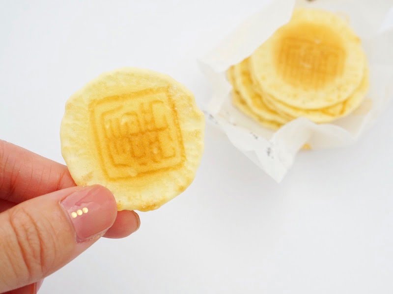 播田屋 絲印煎餅 手に持ったところ