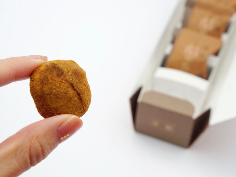 深川屋 黒糖 関の戸 手に持ったところ