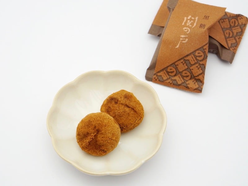 深川屋 黒糖 関の戸 お皿に乗せたところ