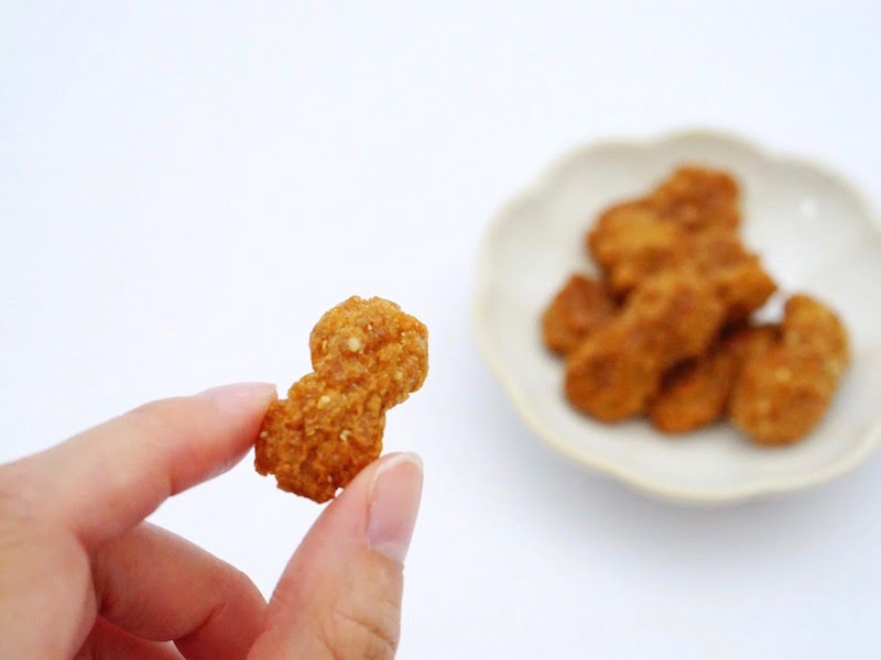 キャラメルピーナツ坊や 手に持ったところ