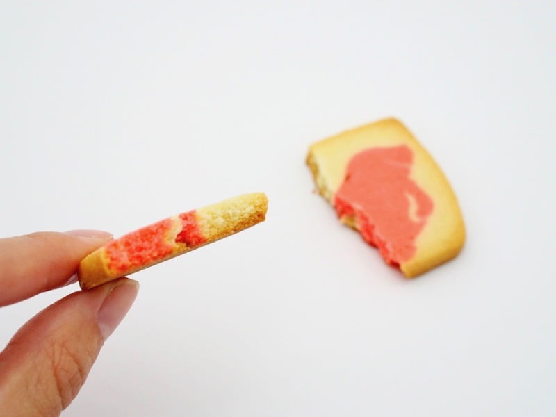 チーバくんピーナツクッキー 割ったところ