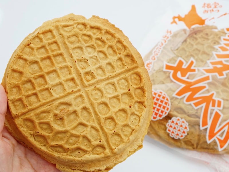はしや オランダせんべい 手に持ったところ