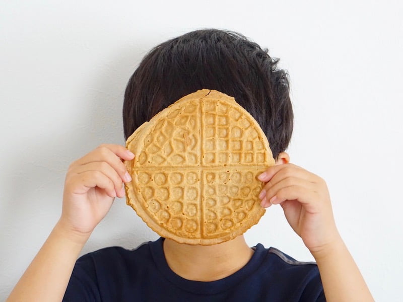 はしや オランダせんべい 子どもの顔と比較