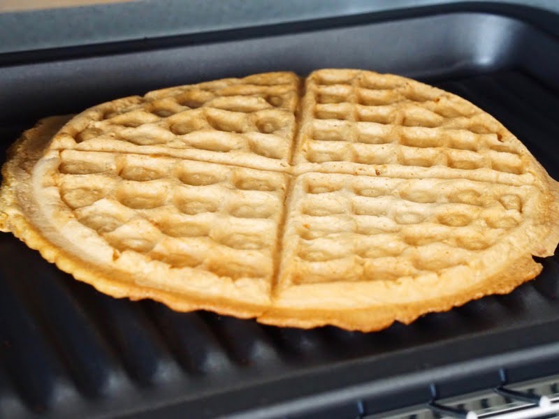はしや オランダせんべい トースターで焼いているところ