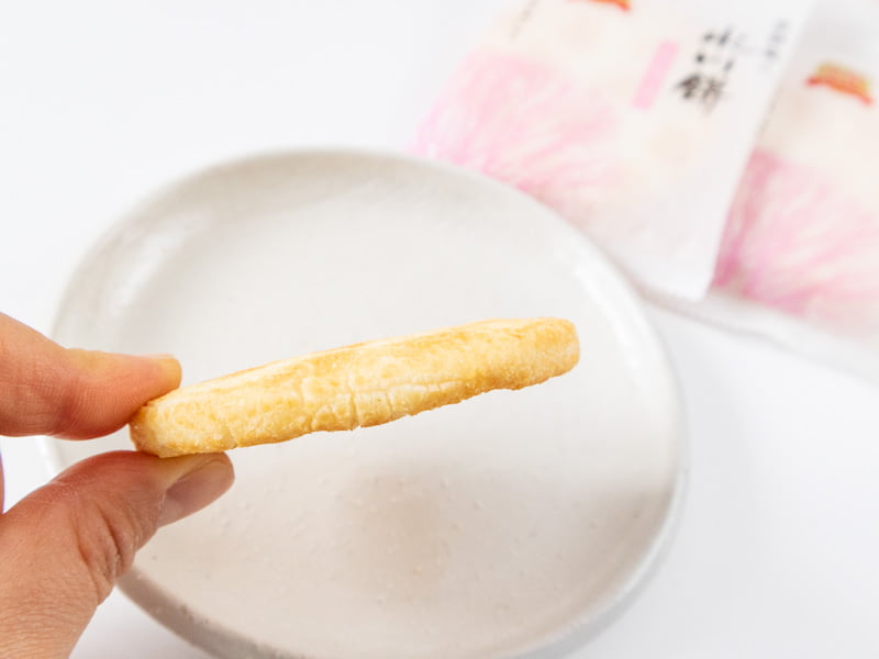 氷川餅サラダのせんべいの厚み