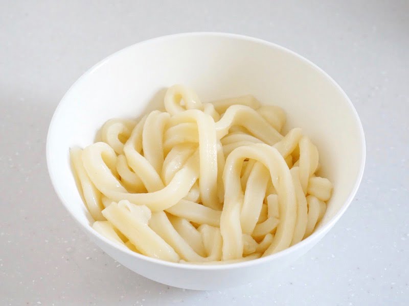 エビスヤ三重食品 伊勢うどん うどんを丼に入れたところ
