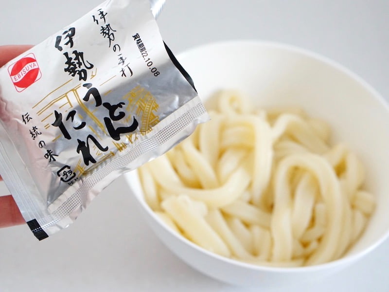 エビスヤ三重食品 伊勢うどん うどんにたれをかけるところ