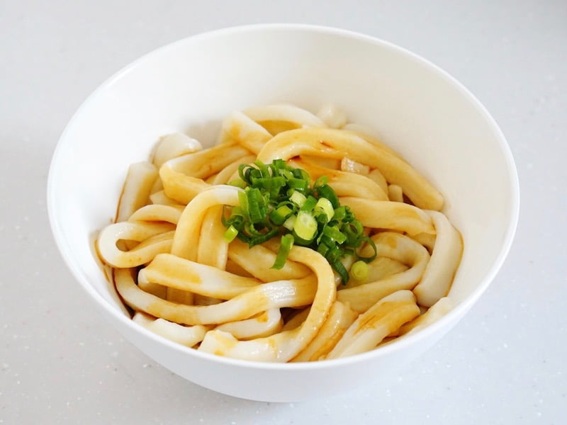 エビスヤ三重食品 伊勢うどん うどんにネギをのせたところ