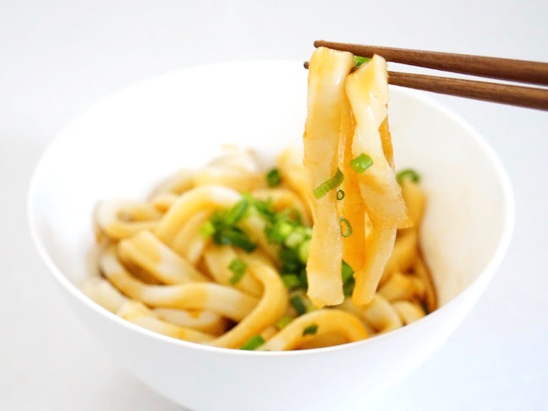 エビスヤ三重食品 伊勢うどん うどんを箸で掴んだところ
