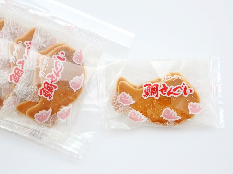 房総銘菓 カマタの鯛せんべい 透明な袋から出したところ