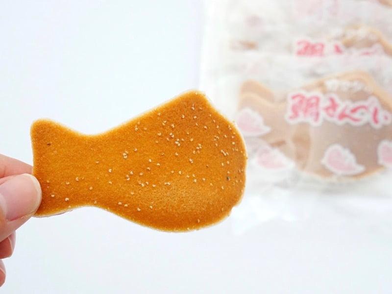 房総銘菓 カマタの鯛せんべい 手に持ったところ