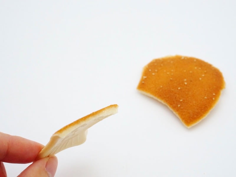 房総銘菓 カマタの鯛せんべい 断面