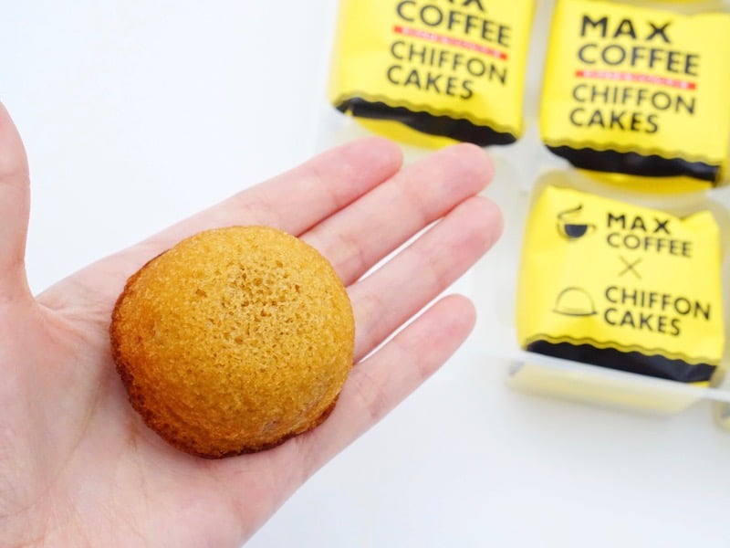 マックスコーヒーシフォンケーキ 手に持ったところ