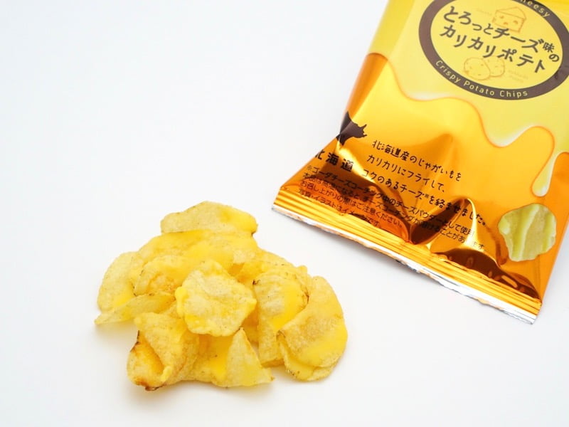 ポテトファーム とろっとチーズ味のカリカリポテト 袋から出したところ