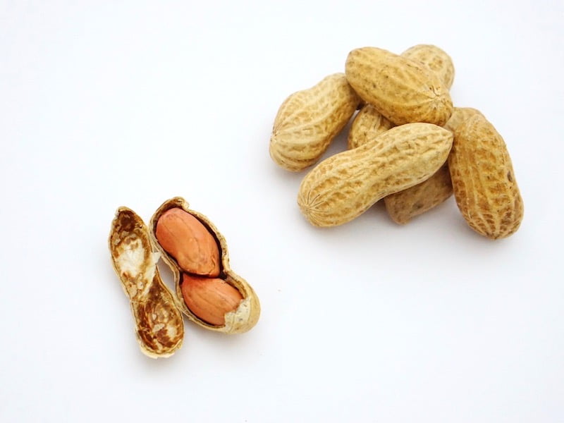 やます落花生 薄皮に包まれた豆