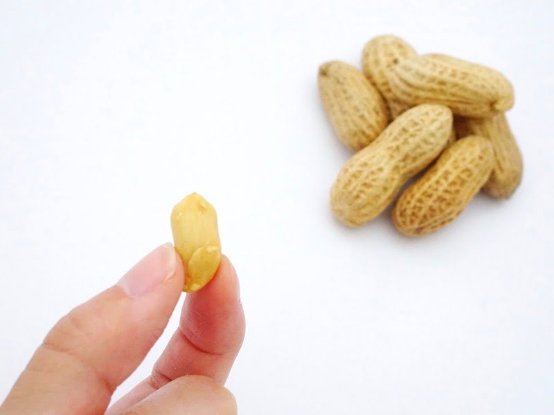 やます落花生 薄皮をむいた豆