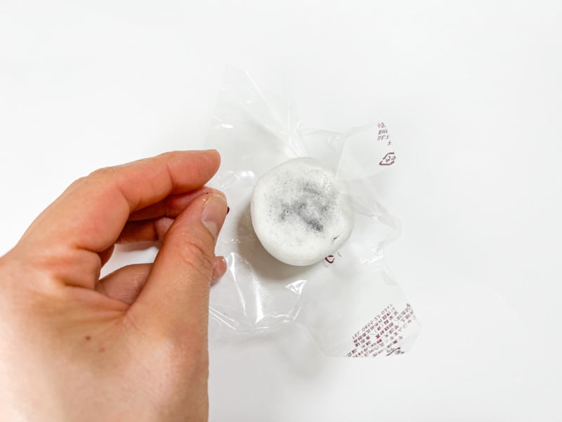 石州の浜っ子まんじゅうの個包装を開けたところ