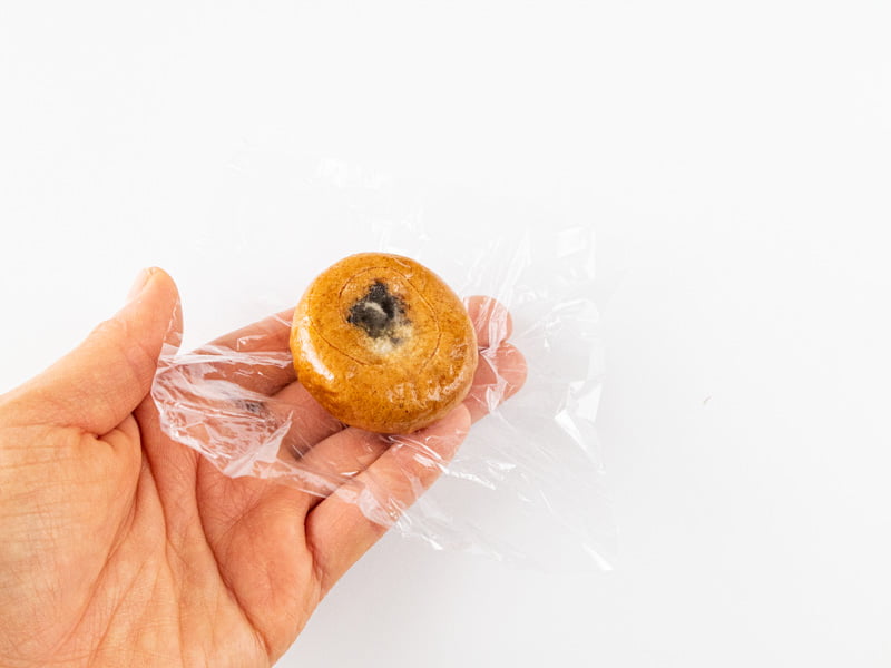 石見神楽舞まんじゅうの個包装を開封したところ