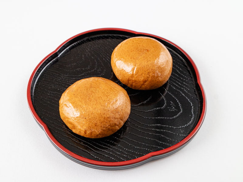 石見神楽舞まんじゅうをお皿に乗せたところ