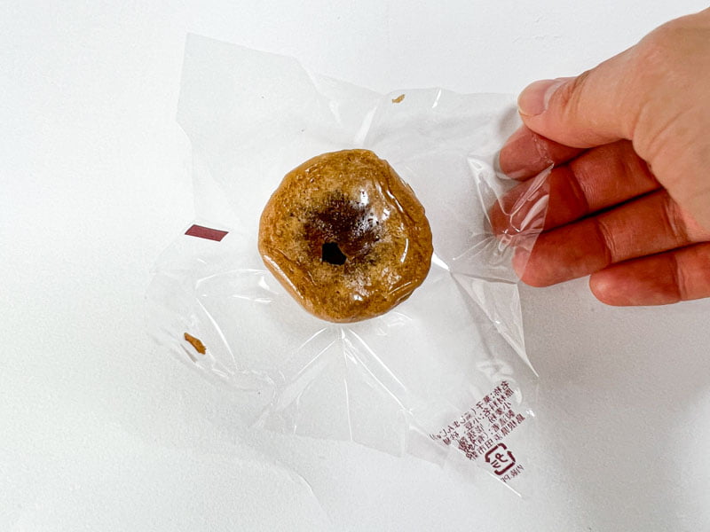 仲屋・利休饅頭を開封するところ