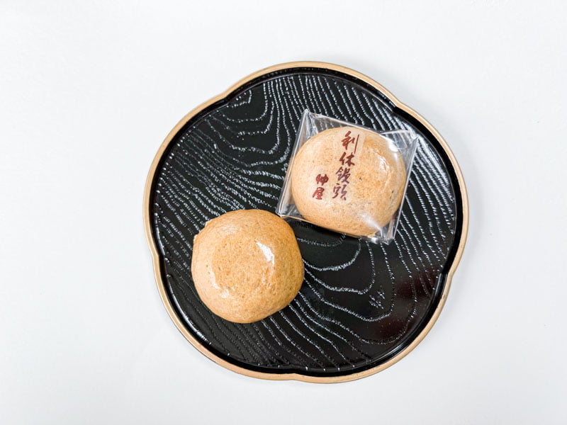 仲屋・利休饅頭をお皿に乗せたところ