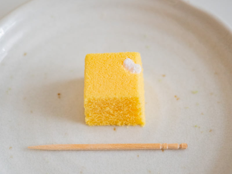 三英堂 菜種の里 雅趣：切り分け時