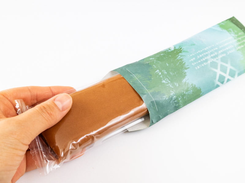 三松堂 津和野銘菓 源氏巻を袋から取り出すところ